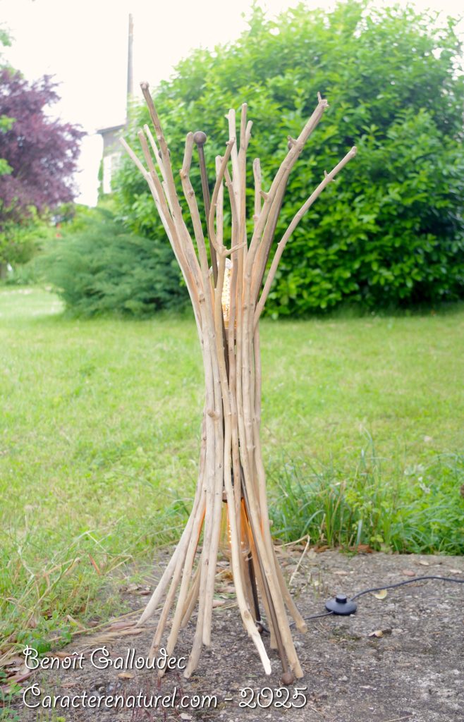 Lampe tripode en fer forgé en bois flotté